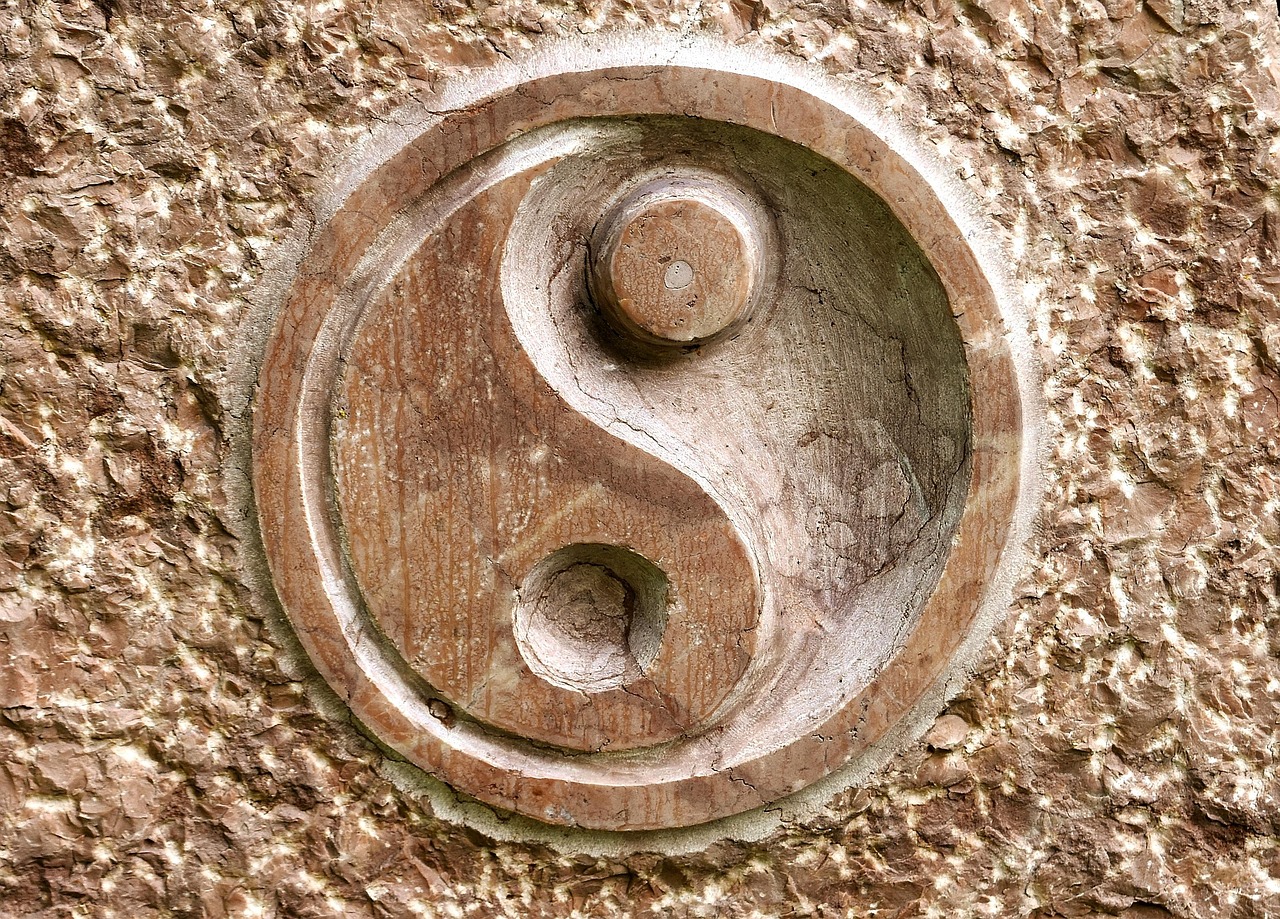 Yin und Yang als Steinrelief – Balance in Erdtönen